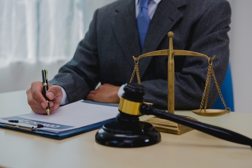 Personal injury settlement lawyer helping a victim of a personal injury