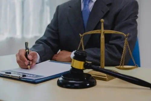 A personal injury settlement lawyer helping a victim of a personal injury