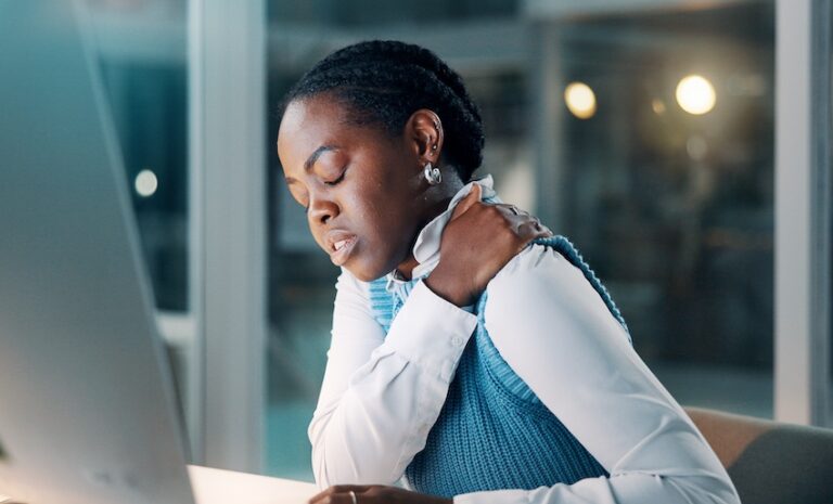A woman is wearing an arm sling and is experiencing shoulder pain requiring personal injury law attorney assistance from Ross Moore Law in Tennessee.